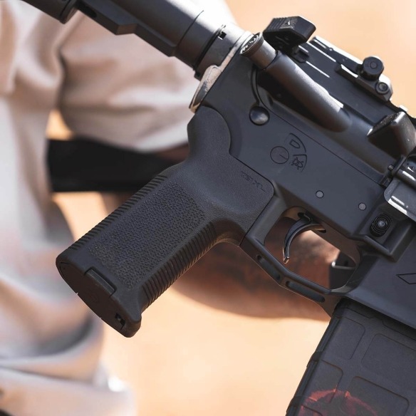 mag1165-blk_magpul_moe_k2-xl_grip_05.1.jpg